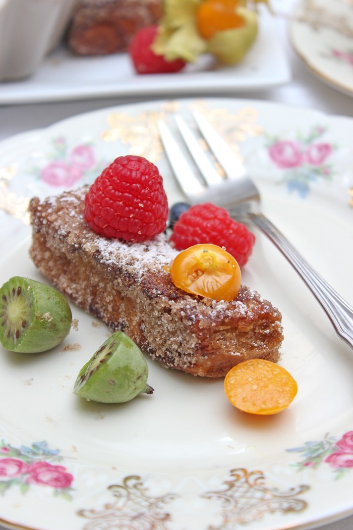 Weihnachtliche Zimt-Brioche-Sticks mit frischen Beeren und Sirup mit kela + Gewinnspiel