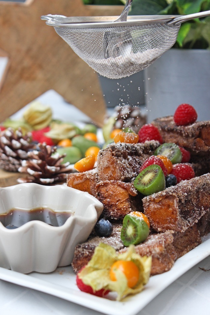 Weihnachtliche Zimt-Brioche-Sticks mit frischen Beeren und Sirup mit kela + Gewinnspiel