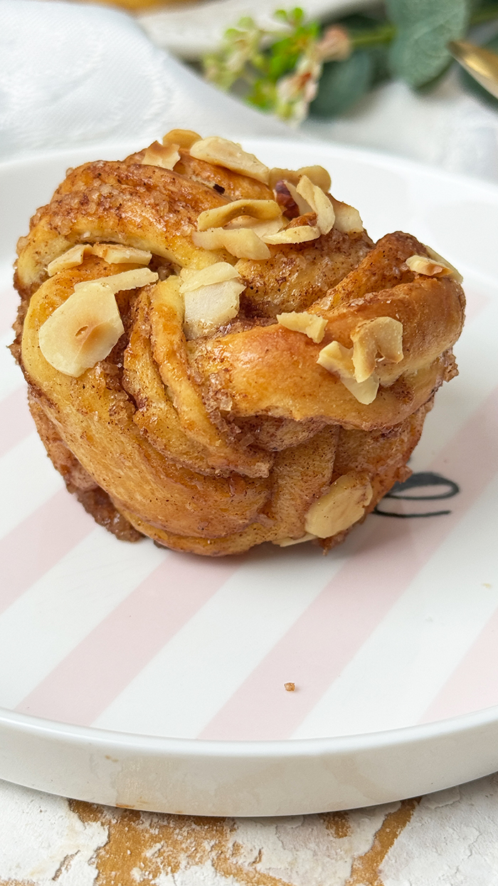 Zimtknoten auf einen Teller -Kanelknuter Rezept