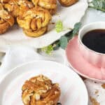 Zimtknoten auf einen Teller -Kanelknuter Rezept