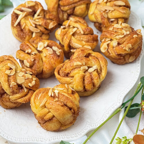 Zimtknoten Rezept auf einen Teller. Kanelknuter