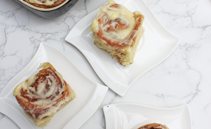 IMG Zimtschnecken Brioche mit Vanille Frischkaese Glasur TL