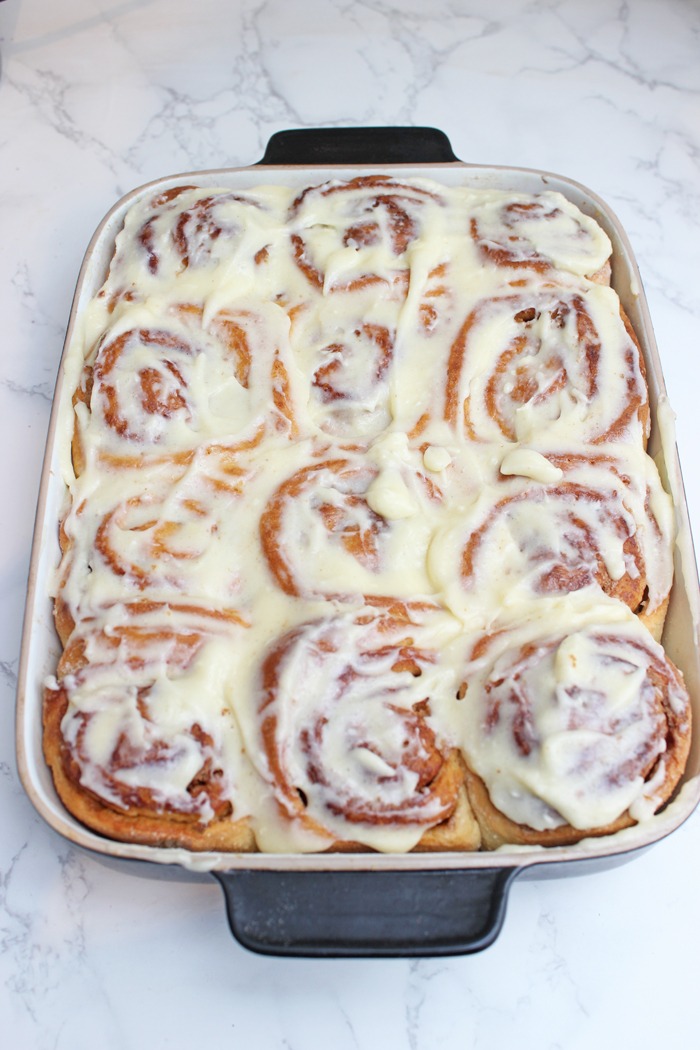 Perfekte Zimtschnecken-Brioche mit Vanille-Frischkäse-Glasur
