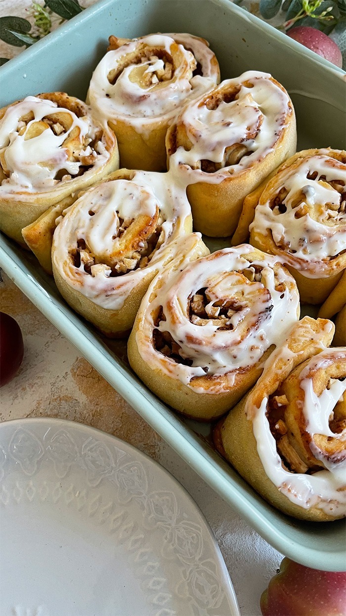 Mega leckere zimtschnecken mit apfelfüllung und frosting