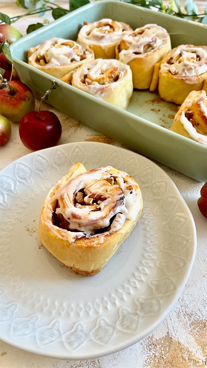 Mega leckere Zimtschnecken mit Apfelfüllung und Frosting Mega leckere Zimtschnecken mit Apfelfüllung und Frosting