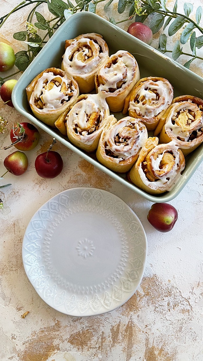 Mega leckere zimtschnecken mit apfelfüllung und frosting
