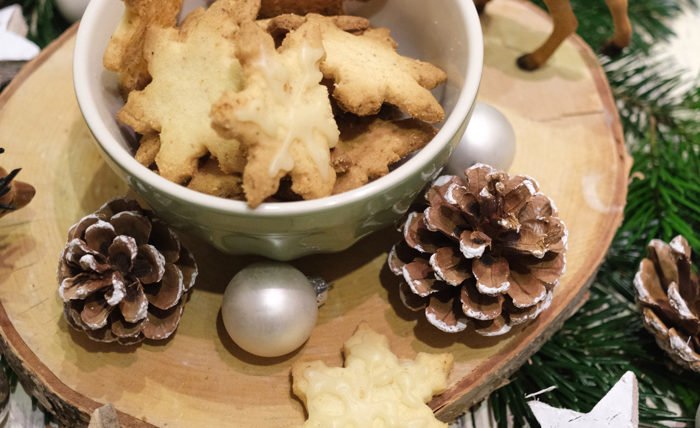 Butterzarte zitronen-schneeflocken weihnachtsplätzchen 2