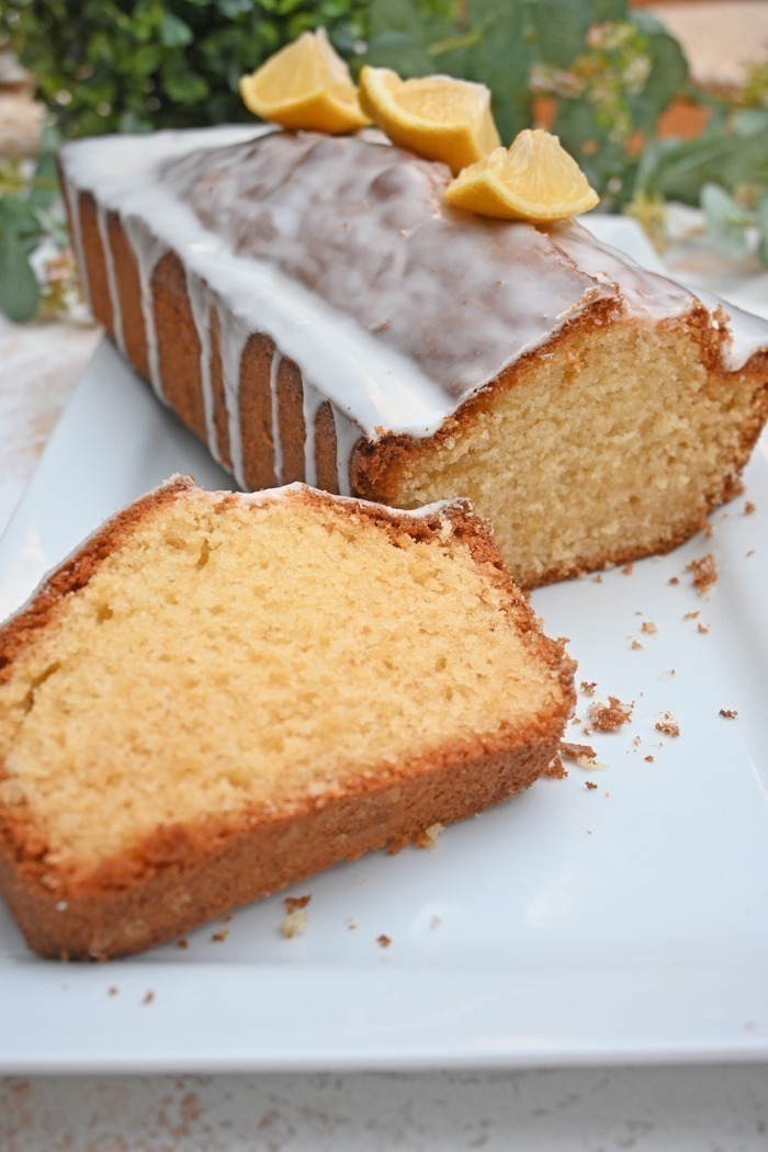 Zitronenkuchen mit Zitronenguss Rezept - Super saftig!