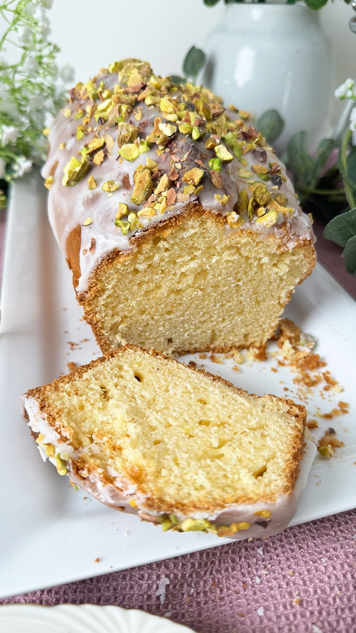 Zitronenkuchen mit Buttermilch und Pistazien - Super saftig