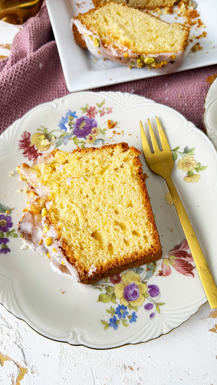 Zitronenkuchen mit Buttermilch und Pistazien - Super saftig