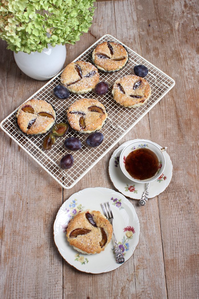 Zwetschgen-Blätterteig-Tartelettes mit Marzipancreme