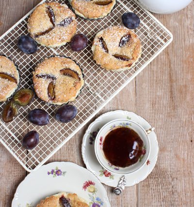 Zwetschgen-Blätterteig-Tartelettes mit Marzipancreme 5