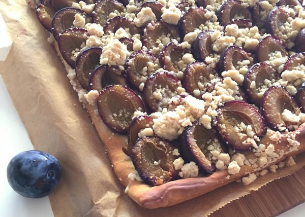 IMG Zwetschgenkuchen mit Hefeteig und Streuseln