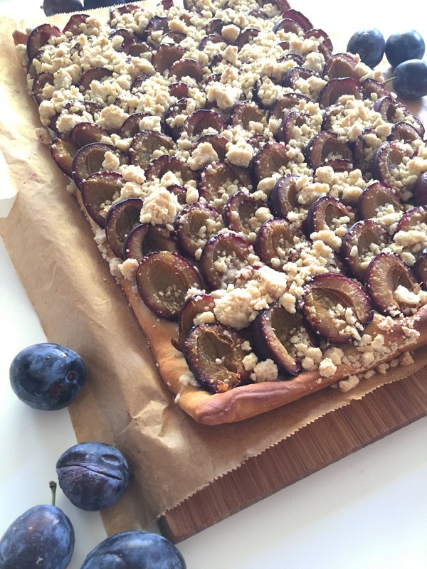 Zwetschgenkuchen mit Hefeteig und Streuseln