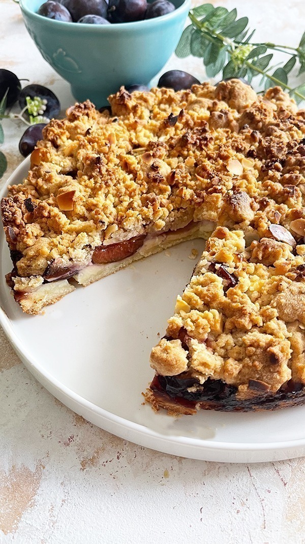 Zwetschgenkuchen mit Vanillecreme und Mandelstreuseln
