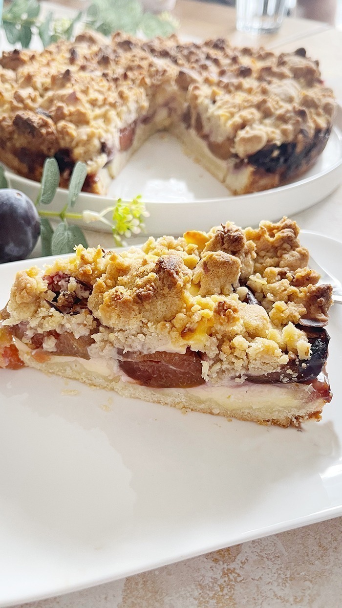 Zwetschgenkuchen mit Vanillecreme und Mandelstreuseln