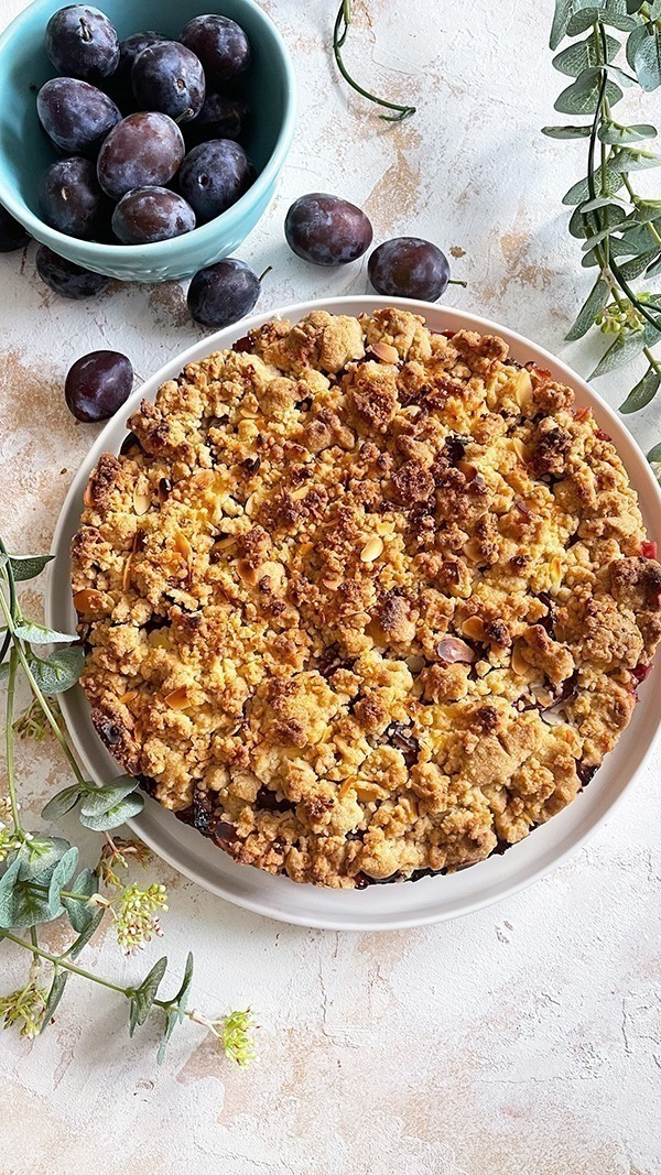 Zwetschgenkuchen mit Vanillecreme und Mandelstreuseln