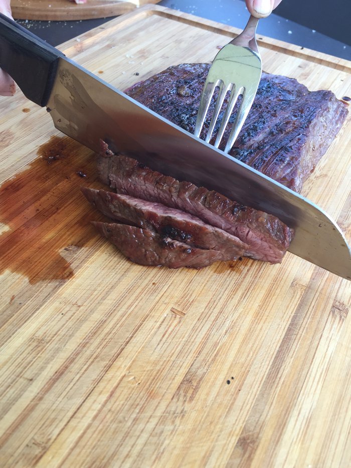 Bärlauchbutter, steak, spargel und einem scharfen messer von silberthal