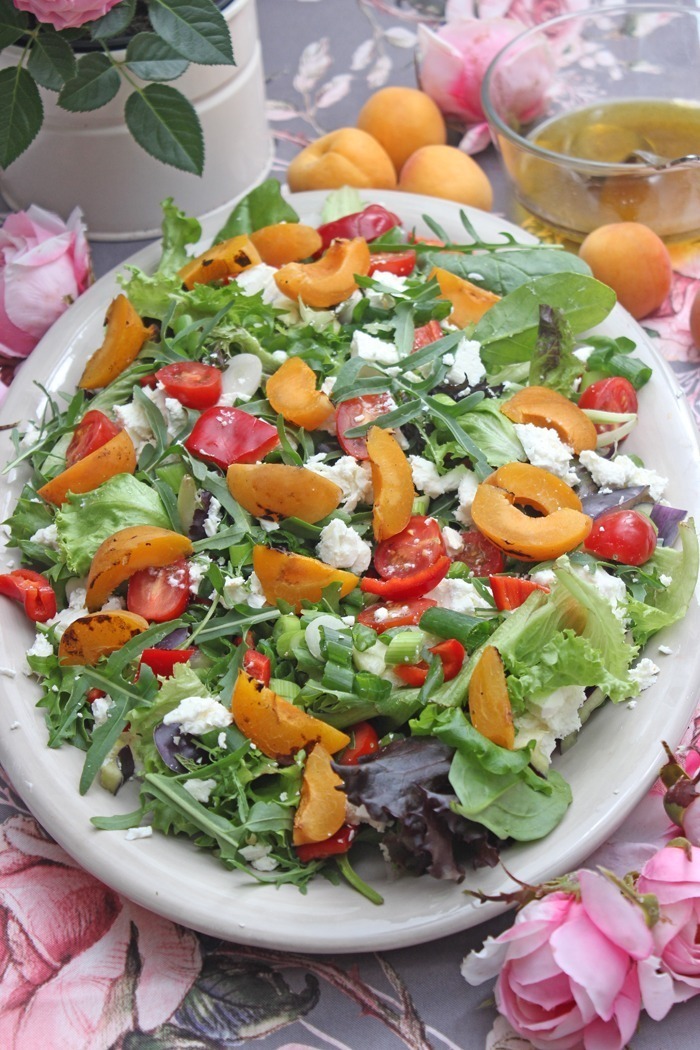 Rucolasalat mit Aprikosen und Feta - Fruchtig und Pikant