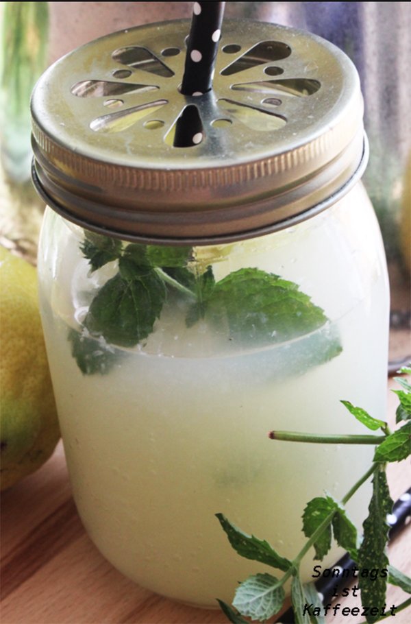 Selbstgemachte Zitronenlimonade für die heißen Tagen